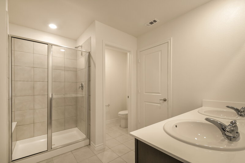 2,065/Mo, 403 Gallop Dr Princeton, TX 75407 Main Bathroom View