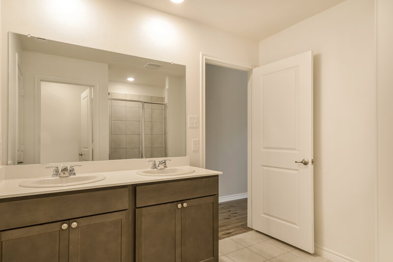2,065/Mo, 403 Gallop Dr Princeton, TX 75407 Main Bathroom View 2