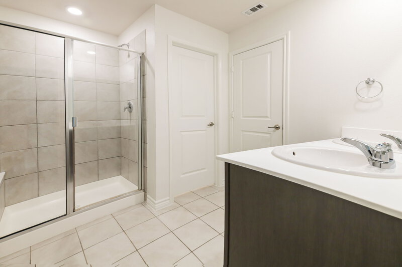 2,075/Mo, 403 Gallop Dr Princeton, TX 75407 Main Bathroom View