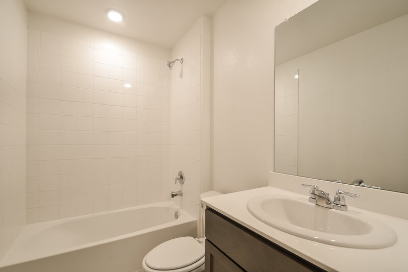 2,065/Mo, 403 Gallop Dr Princeton, TX 75407 Bathroom View