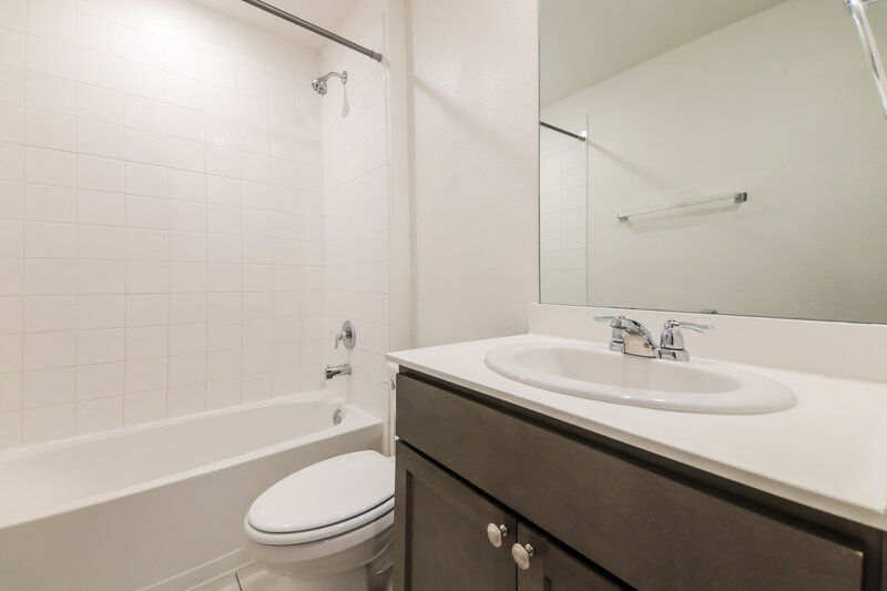 2,075/Mo, 403 Gallop Dr Princeton, TX 75407 Bathroom View