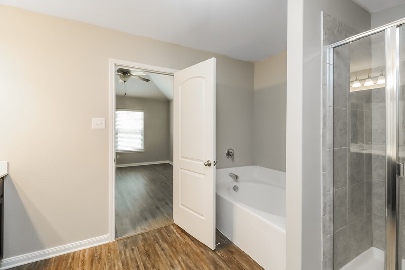 2,040/Mo, 1533 Conley Ln Crowley, TX 76036 Main Bathroom View