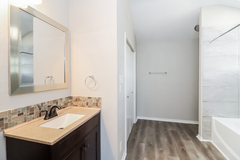 2,150/Mo, 6503 Rockland Dr Arlington, TX 76016 Main Bathroom View