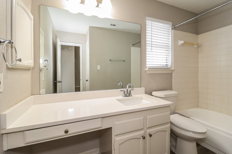 2,185/Mo, 6503 Rockland Dr Arlington, TX 76016 Bathroom View