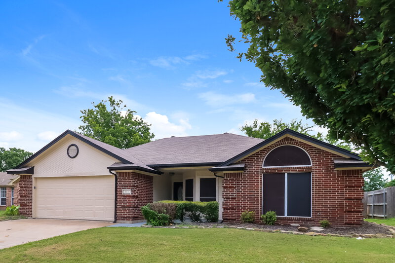 1,905/Mo, 504 NE Park Meadow Ln Burleson, TX 76028 Front View