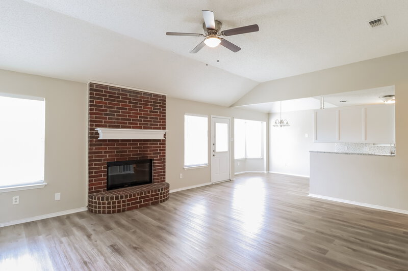 1,905/Mo, 504 NE Park Meadow Ln Burleson, TX 76028 Living Room View