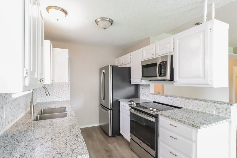 1,905/Mo, 504 NE Park Meadow Ln Burleson, TX 76028 Kitchen View