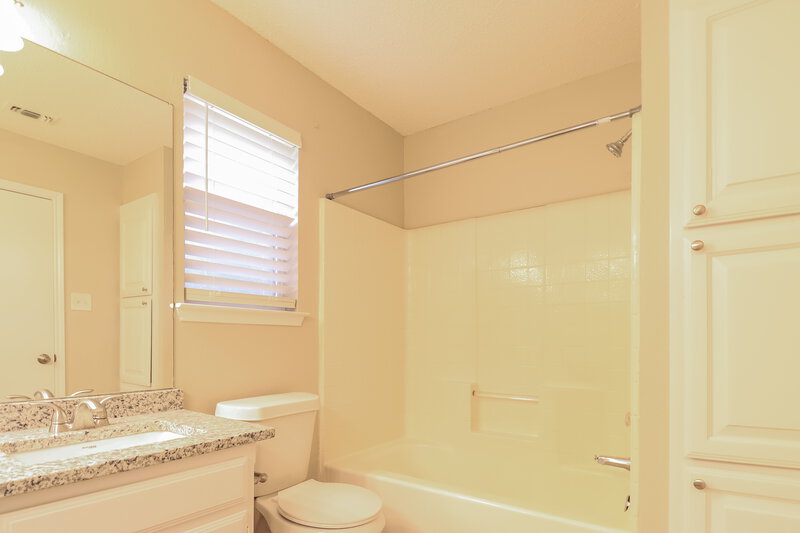 1,905/Mo, 504 NE Park Meadow Ln Burleson, TX 76028 Main Bathroom View