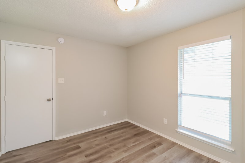 1,905/Mo, 504 NE Park Meadow Ln Burleson, TX 76028 Bedroom View 2