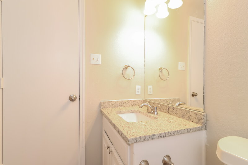 1,905/Mo, 504 NE Park Meadow Ln Burleson, TX 76028 Bathroom View