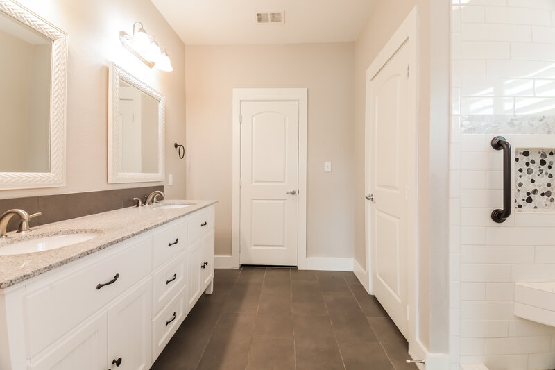 2,385/Mo, 309 E Huffman St Krum, TX 76249 Main Bathroom View