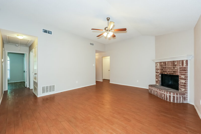 2,175/Mo, 5807 Diamond Oaks Ct Arlington, TX 76018 Living Room View