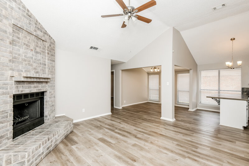 2,275/Mo, 318 Valley Spring Dr Arlington, TX 76018 Living Room View 2