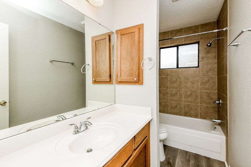 2,275/Mo, 318 Valley Spring Dr Arlington, TX 76018 Main Bathroom View