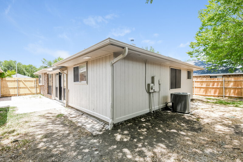2,275/Mo, 318 Valley Spring Dr Arlington, TX 76018 Rear View
