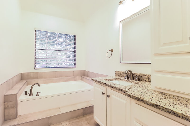 2,585/Mo, 8117 Cloverglen Ln Fort Worth, TX 76123 Main Bathroom View