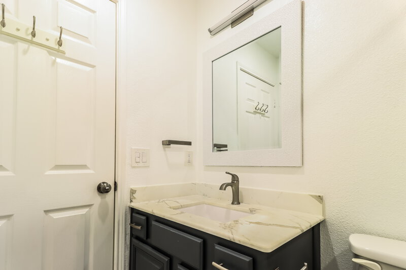 2,585/Mo, 8117 Cloverglen Ln Fort Worth, TX 76123 Bathroom View 2