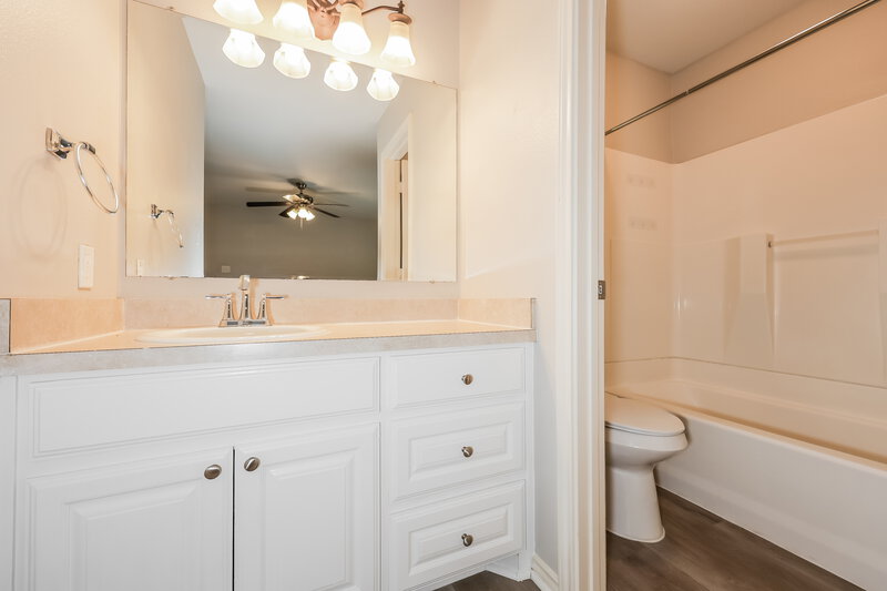 2,045/Mo, 6437 Starnes Rd Watauga, TX 76148 Main Bathroom View