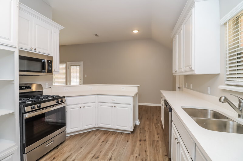 2,465/Mo, 6043 Copperfield Dr Arlington, TX 76001 Kitchen View