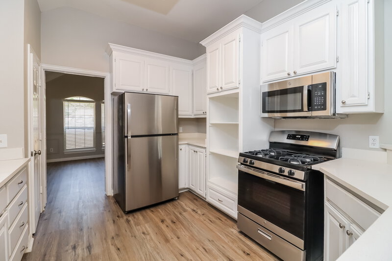 2,465/Mo, 6043 Copperfield Dr Arlington, TX 76001 Kitchen View 2