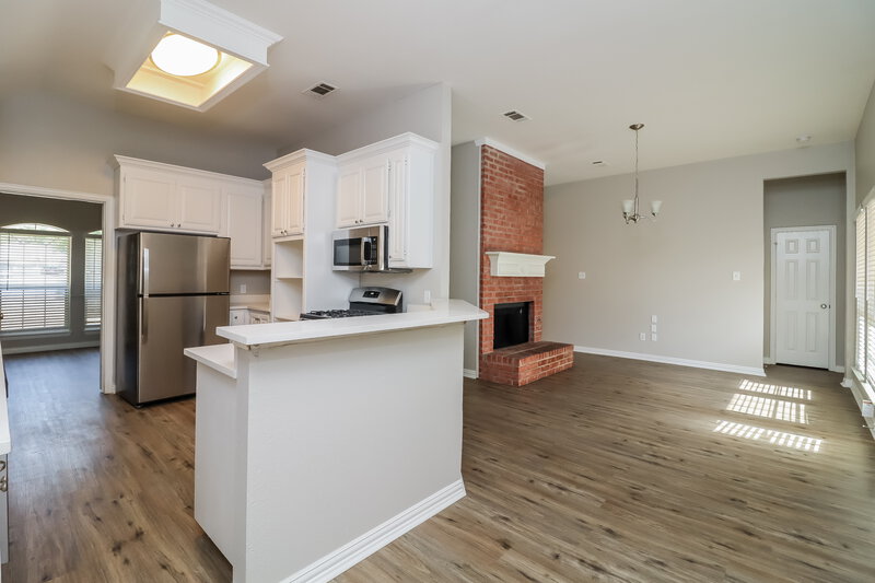 2,465/Mo, 6043 Copperfield Dr Arlington, TX 76001 Kitchen View 3
