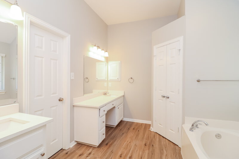 2,465/Mo, 6043 Copperfield Dr Arlington, TX 76001 Main Bathroom View