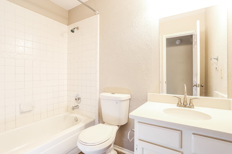 2,020/Mo, 101 Streamside Dr # A1 Desoto, TX 75115 Bathroom View