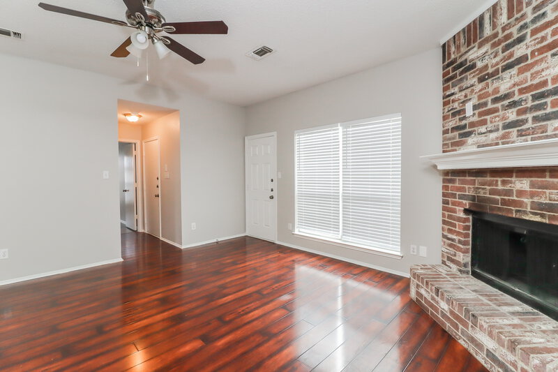 2,185/Mo, 208 Rosewood Ln Cedar Hill, TX 75104 Living Room View 3