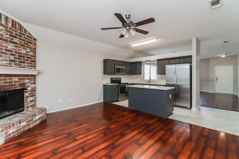 2,185/Mo, 208 Rosewood Ln Cedar Hill, TX 75104 Living Room View 4