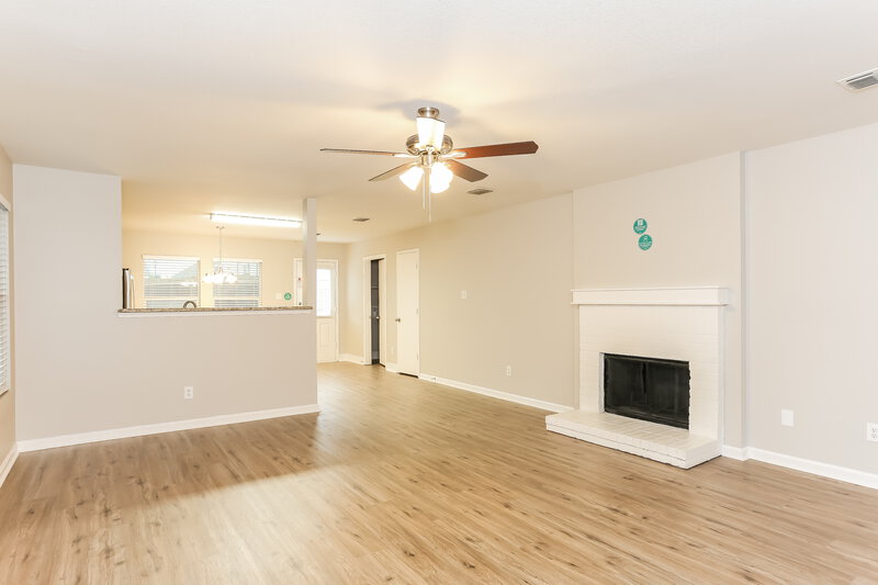 2,440/Mo, 8126 Stowe Springs Ln Arlington, TX 76002 Living Room View 2