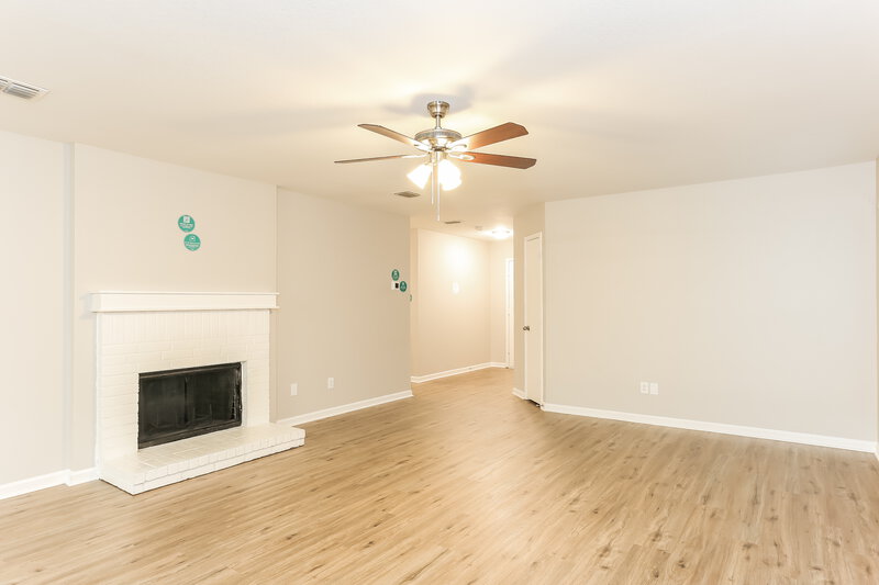 2,440/Mo, 8126 Stowe Springs Ln Arlington, TX 76002 Living Room View 3