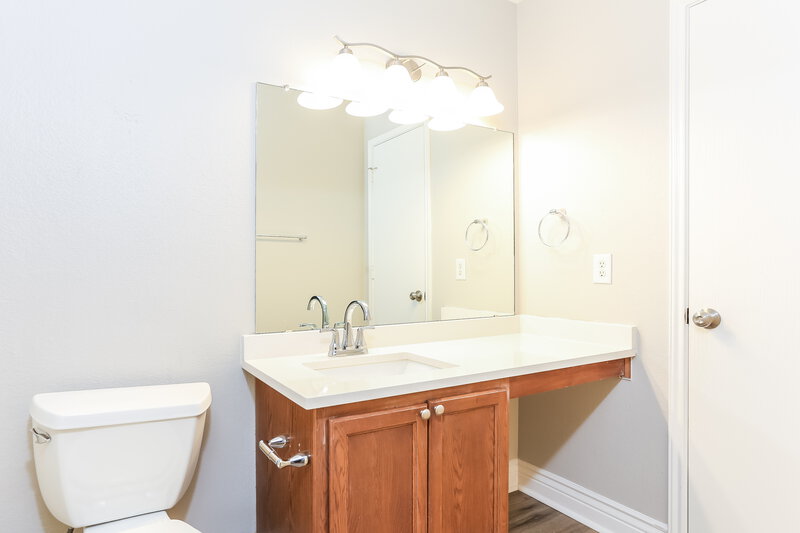 2,440/Mo, 8126 Stowe Springs Ln Arlington, TX 76002 Main Bathroom View