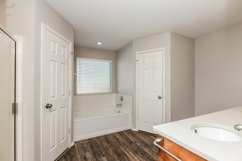 2,235/Mo, 1007 Winepress Rd Burleson, TX 76028 Main Bathroom View