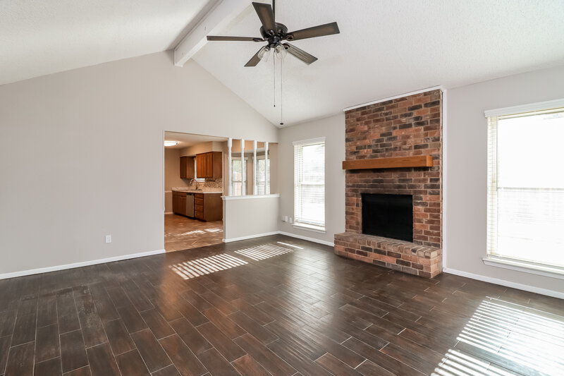 2,075/Mo, 5911 Woodsetter Ln Arlington, TX 76017 Living Room View 3