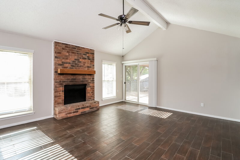 2,075/Mo, 5911 Woodsetter Ln Arlington, TX 76017 Living Room View 4