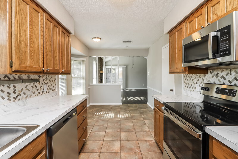 2,075/Mo, 5911 Woodsetter Ln Arlington, TX 76017 Kitchen View 2