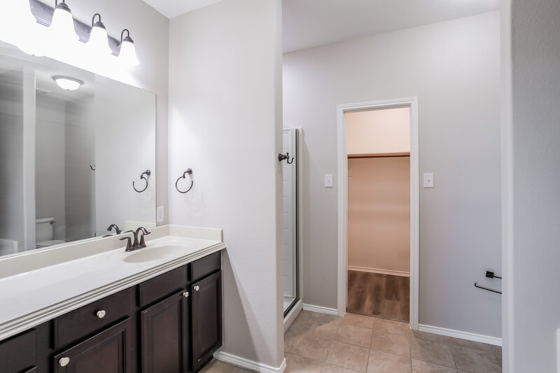 2,090/Mo, 1640 Kawati Way Krum, TX 76249 Main Bathroom View