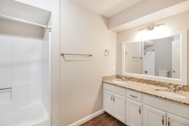 1,845/Mo, 2601 Valley View Dr Corinth, TX 76210 Main Bathroom View