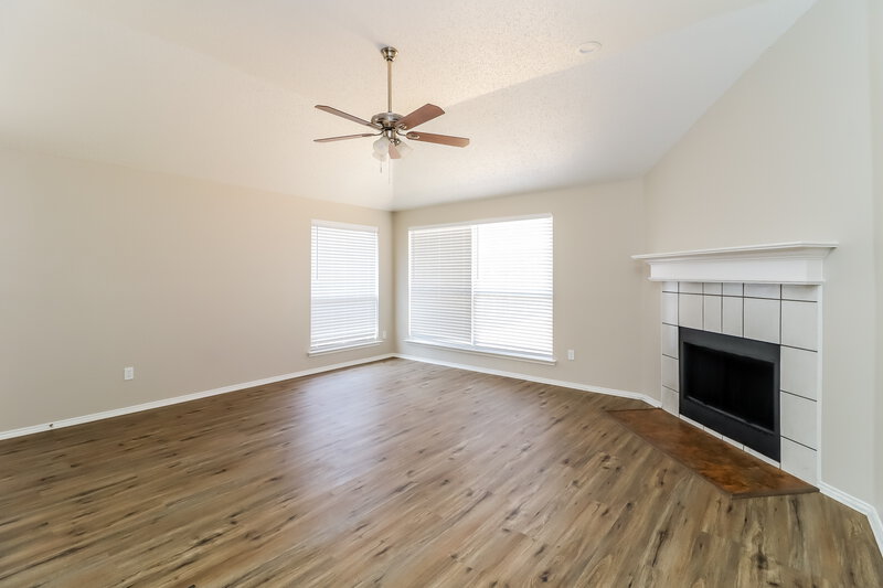 2,225/Mo, 808 Thorton Dr Cedar Hill, TX 75104 Living Room View 2