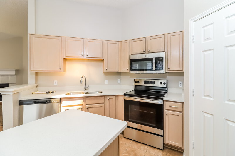 2,225/Mo, 808 Thorton Dr Cedar Hill, TX 75104 Kitchen View 2