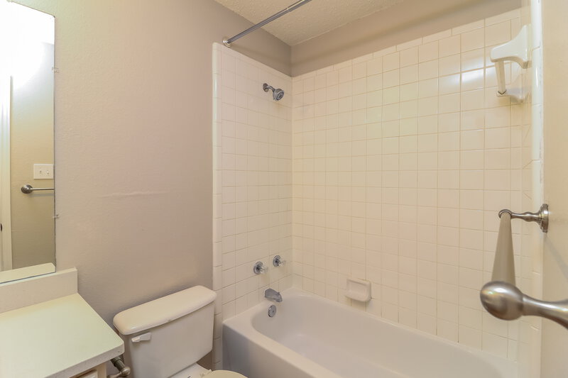 2,225/Mo, 808 Thorton Dr Cedar Hill, TX 75104 Bathroom View