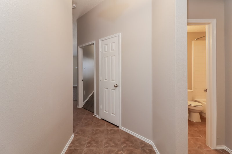 2,225/Mo, 808 Thorton Dr Cedar Hill, TX 75104 Hallway View