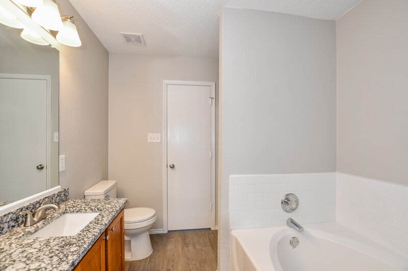 1,895/Mo, 1106 Hampton Dr Forney, TX 75126 Main Bathroom View