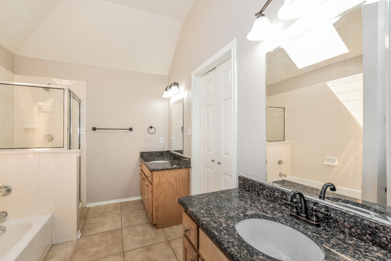 2,515/Mo, 1481 Altstatten Ln Lewisville, TX 75067 Main Bathroom View
