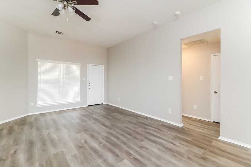 2,585/Mo, 1206 Beacon Hill Dr Midlothian, TX 76065 Living Room View 2