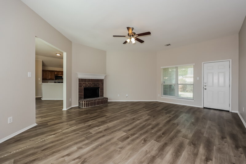 2,305/Mo, 1206 Beacon Hill Dr Midlothian, TX 76065 Living Room View 2