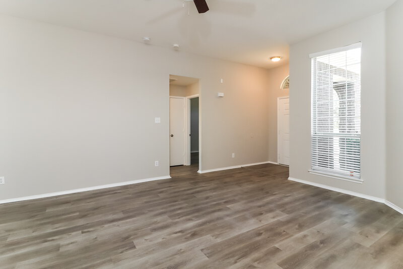 2,585/Mo, 1206 Beacon Hill Dr Midlothian, TX 76065 Living Room View 4