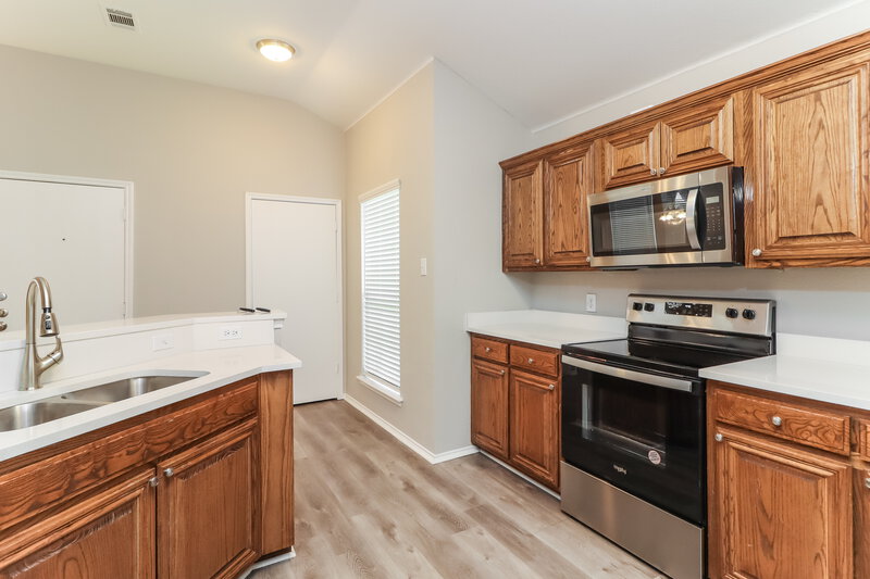 2,585/Mo, 1206 Beacon Hill Dr Midlothian, TX 76065 Kitchen View 2