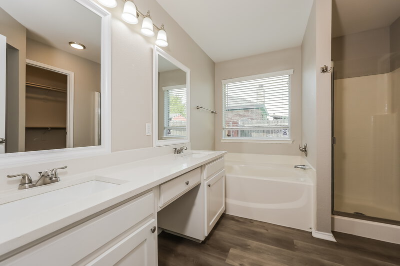 2,305/Mo, 1206 Beacon Hill Dr Midlothian, TX 76065 Main Bathroom View