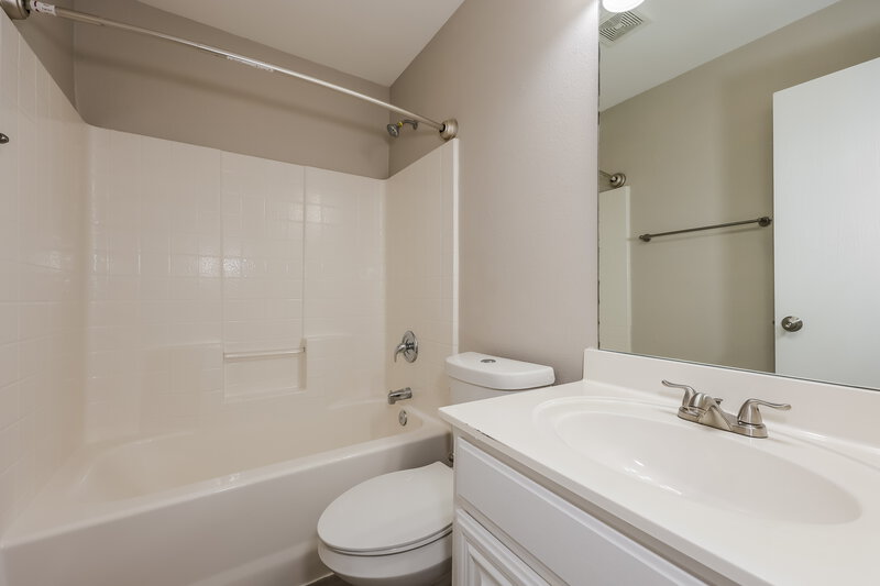2,305/Mo, 1206 Beacon Hill Dr Midlothian, TX 76065 Bathroom View